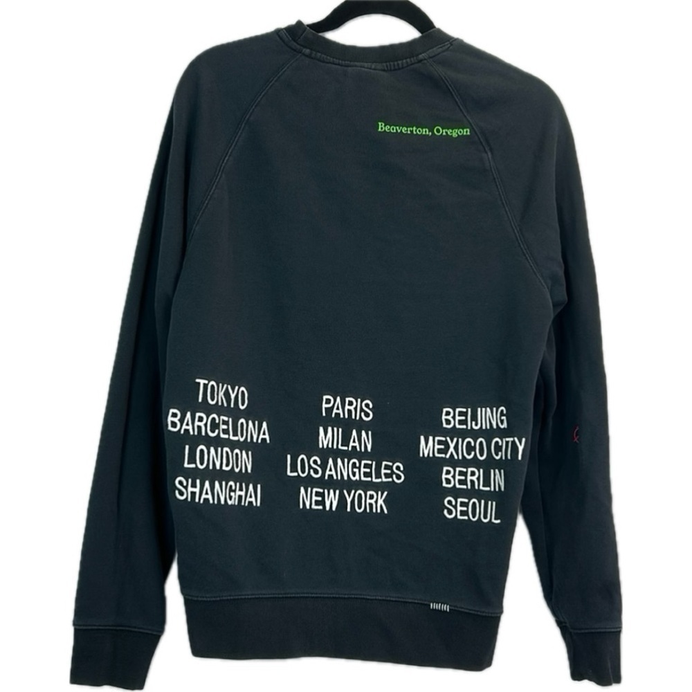 NIKE SPORTSWEAR WORLD TOUR EMBROIDERED CREWNECK SWEATSHIRT MENS SIZE S